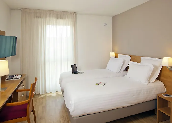 Sejours & Affaires Atrium אנז'ה